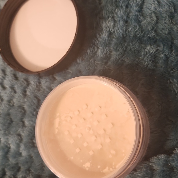 Laura Mercier  translucent powder - Picture 3 of 6
